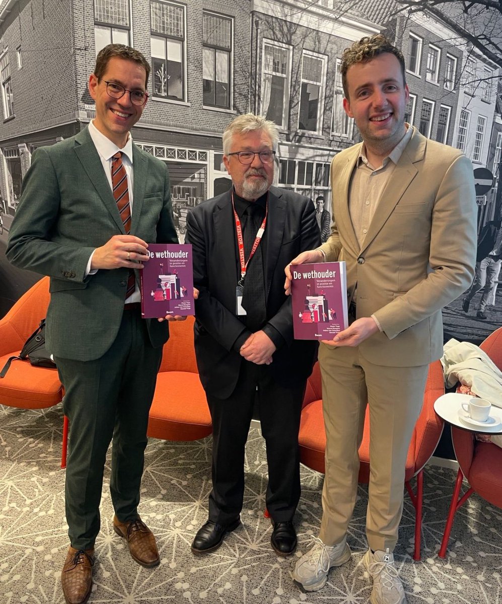 Wethouders's tweet photo. Vandaag werd het boek De Wethouder uitgereikt aan Arne van Hout &amp;
Axel Boomgaars. #trotsophetambt De ontwikkeling v.d. vereniging staat er ook in beschreven.
De rol van @MinBZK is daarbij bepalend geweest, daarom mooi dat Arne het boek ook aan minister @hugodejonge overhandigde. https://t.co/v4tNmXswXw