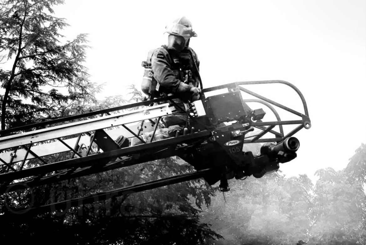 Mississauga FES Launch 
Ariel Tower A103 into the 
smoke at a structure fire

©️stephen uhraney photo

#photographer 
#documentaryphotography
@MississaugaFES #firefighters
@citymississauga #monochrome #firerescue