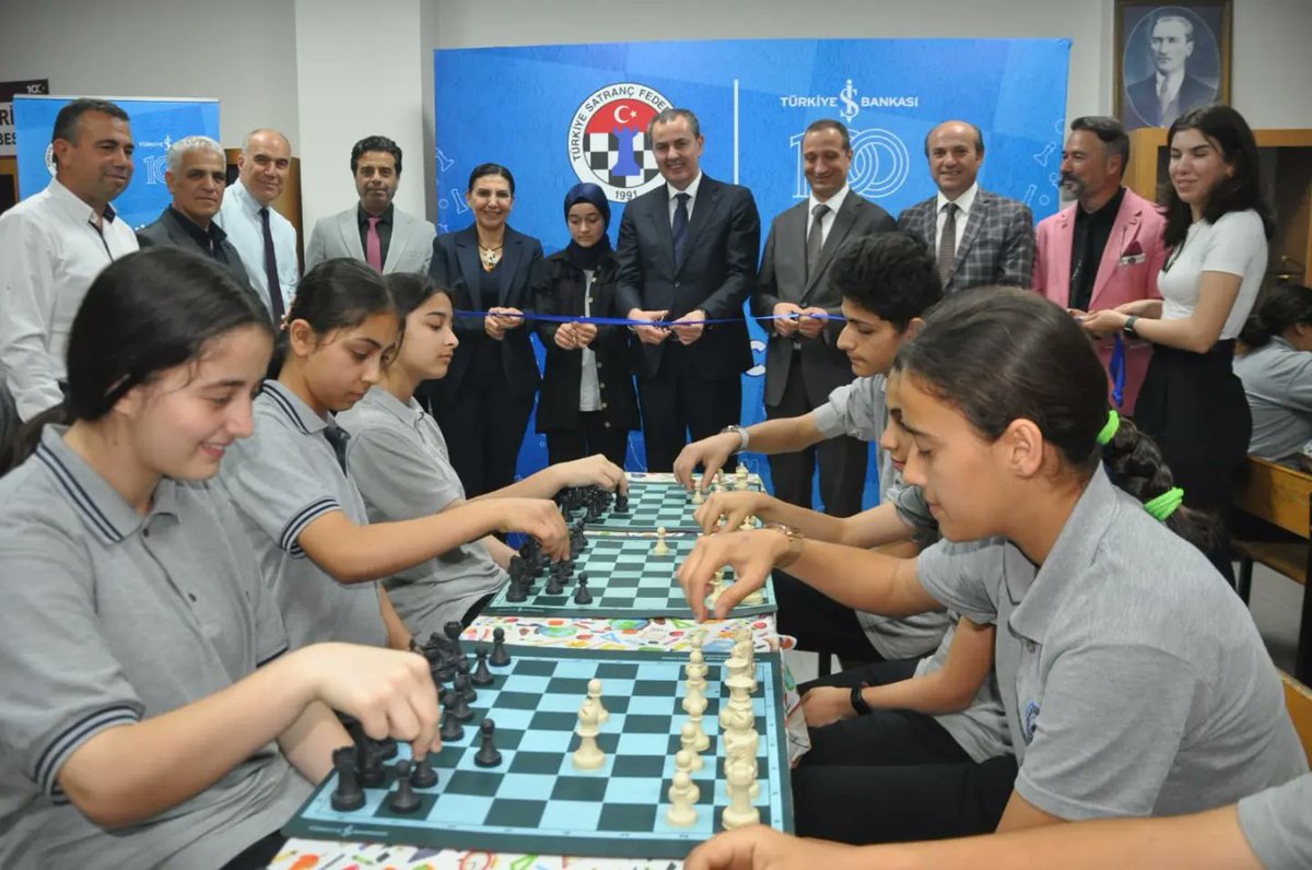Şehit Sabri Acem Ortaokulu’nda satranç sınıfı açıldı. ♟️ Türkiye Satranç Federasyonu Başkanı Gülkız Tulay ve Türkiye İş Bankası Genel Müdürü Hakan Aran, bir araya geldikleri öğrencilerimize satranç takımı hediye ettiler.