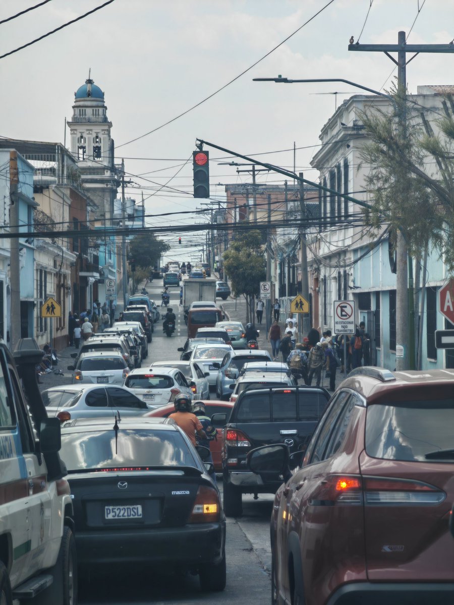 lapapadopulus's tweet photo. Donde esta @PMTMuniGuate? Seguro la @muniguate les permite esto a los Colegios de esa zona, porque entonces no envían apoyo para no pasar 3 semáforos sin movernos por ese desastre! https://t.co/k45yXbwBfx