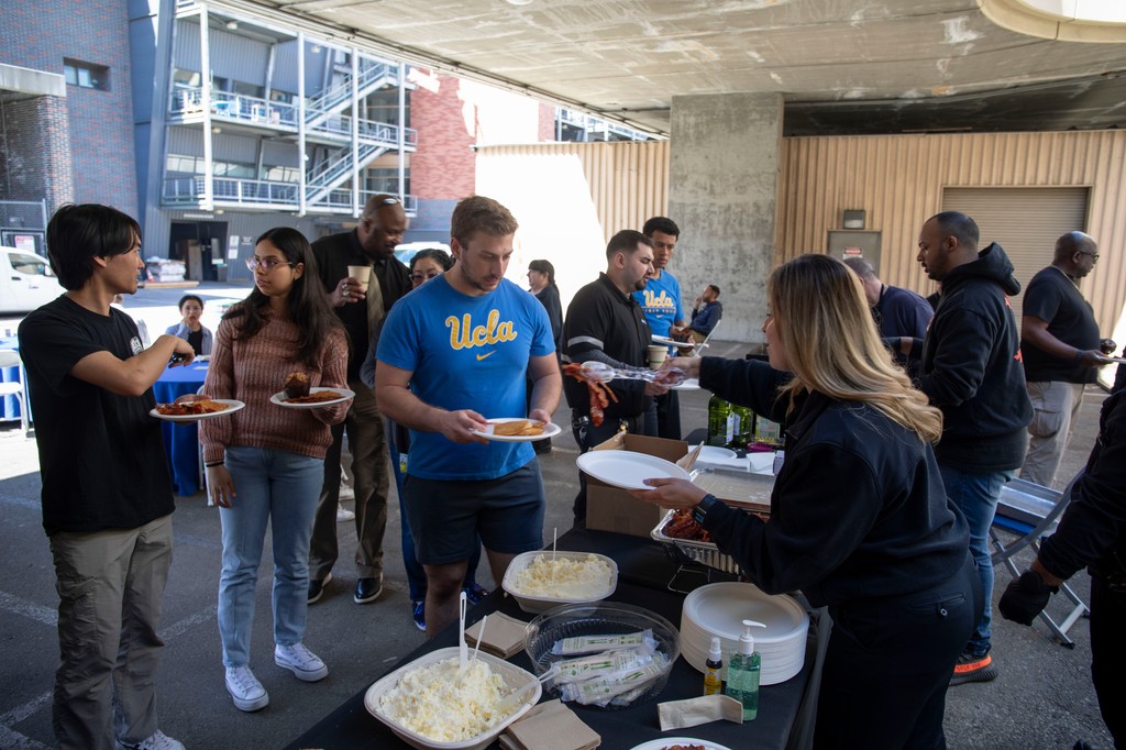 UCPDLA's tweet photo. Thanks to everyone who joined us for Pancakes with Police on Tuesday! It was great meeting so many members of the Bruin community over some fluffy flapjacks. 🥞 https://t.co/BoxnBt6DQm