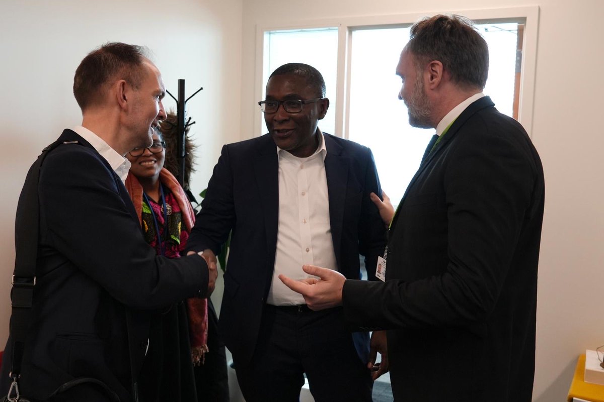 Meeting between Danish ministers @JeppeBruus and @DanJoergensen and @SelwinHart on how to massively upscale global finance for a just green transition in developing countries. @UN a top global actor and important partner for Denmark on this important agenda🇩🇰🇺🇳 #ClimateAction