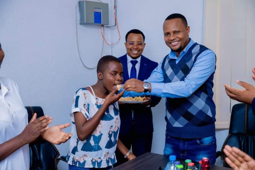 MalisaGJ_'s tweet photo. Tumepata wasaa mzuri wa kuwapongeza watoto (yatima) waliohitimu kidato cha nne mwaka jana, ambao ni miongoni mwa watoto zaidi ya 100 tunaowasomesha kupitia #GHFoundation. Hawa watatu wamemaliza kidato cha nne na wote wamepata ufaulu mzuri kama ifuatavyo;
1. Magreth Joseph DIV 1 point 17 (Rosmini Sec - Tanga)
2. Agness Jason DIV 2 point 21 (Mtera Sec - Dodoma)
3. Susan Mathias DIV 2 point 21 (Pomerini Sec - Iringa).
Watoto hawa wasingepata fursa ya kusoma kama wasingeshikwa mkono na watanzania. Pengine wangeishia kuwa "housegirls" au watoto wa mtaani. Hakuna mtihani mgumu kwenye maisha kama mtoto kuachwa bila wazazi katika umri mdogo. Lakini tulisimama kwenye nafasi za wazazi wao, na kuwawezesha kwenda shule. Baada ya safari ya miaka minne hawajatuangusha.
Tumefanya sala ya kumshukuru Mungu kwa ajili yao. Tumekata keki na kufungua "champagne" kusherekea ufaulu wao na kuwatia moyo kwenye safari yao ya elimu. Tukiwa kama walezi wao tumeshiriki kufurahia mafanikio yao kwa vitendo. Tumewapa zawadi kila mmoja, kama ishara ya kuwatia moyo wafanye vizuri zaidi. #GHFoundation #PromotingHealthAndEquality #InspiringHope #LetLoveLead