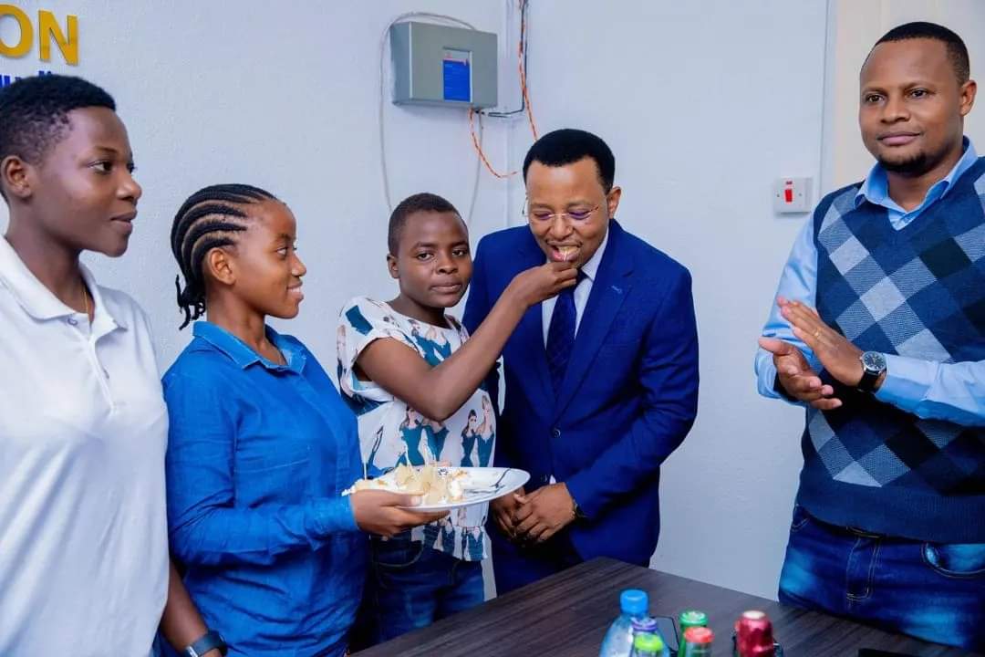 MalisaGJ_'s tweet photo. Tumepata wasaa mzuri wa kuwapongeza watoto (yatima) waliohitimu kidato cha nne mwaka jana, ambao ni miongoni mwa watoto zaidi ya 100 tunaowasomesha kupitia #GHFoundation. Hawa watatu wamemaliza kidato cha nne na wote wamepata ufaulu mzuri kama ifuatavyo;
1. Magreth Joseph DIV 1 point 17 (Rosmini Sec - Tanga)
2. Agness Jason DIV 2 point 21 (Mtera Sec - Dodoma)
3. Susan Mathias DIV 2 point 21 (Pomerini Sec - Iringa).
Watoto hawa wasingepata fursa ya kusoma kama wasingeshikwa mkono na watanzania. Pengine wangeishia kuwa "housegirls" au watoto wa mtaani. Hakuna mtihani mgumu kwenye maisha kama mtoto kuachwa bila wazazi katika umri mdogo. Lakini tulisimama kwenye nafasi za wazazi wao, na kuwawezesha kwenda shule. Baada ya safari ya miaka minne hawajatuangusha.
Tumefanya sala ya kumshukuru Mungu kwa ajili yao. Tumekata keki na kufungua "champagne" kusherekea ufaulu wao na kuwatia moyo kwenye safari yao ya elimu. Tukiwa kama walezi wao tumeshiriki kufurahia mafanikio yao kwa vitendo. Tumewapa zawadi kila mmoja, kama ishara ya kuwatia moyo wafanye vizuri zaidi. #GHFoundation #PromotingHealthAndEquality #InspiringHope #LetLoveLead
