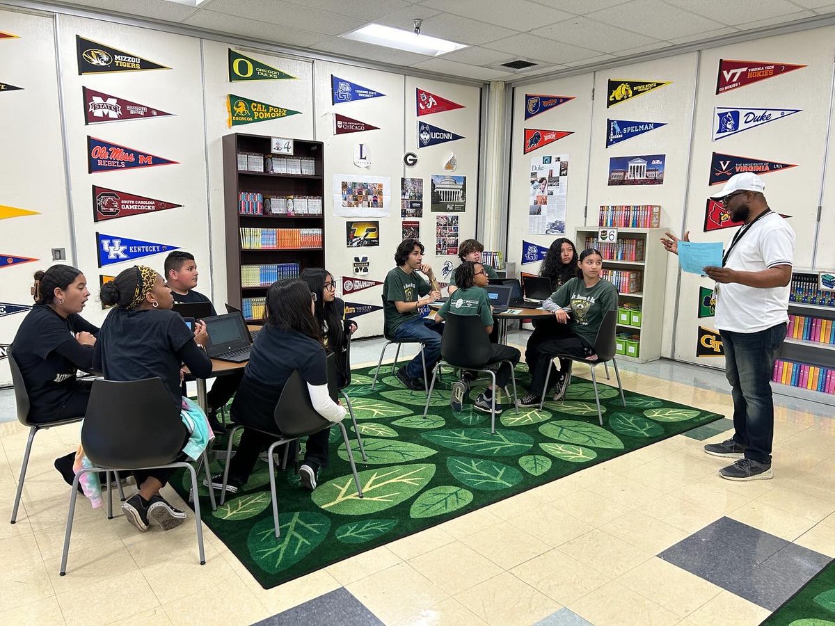 ComptonUnified's tweet photo. Davis Middle School held a photo shoot today for upcoming projects! #Davis #MiddleSchoool #comptonunified #elevate https://t.co/g92suSvVwj