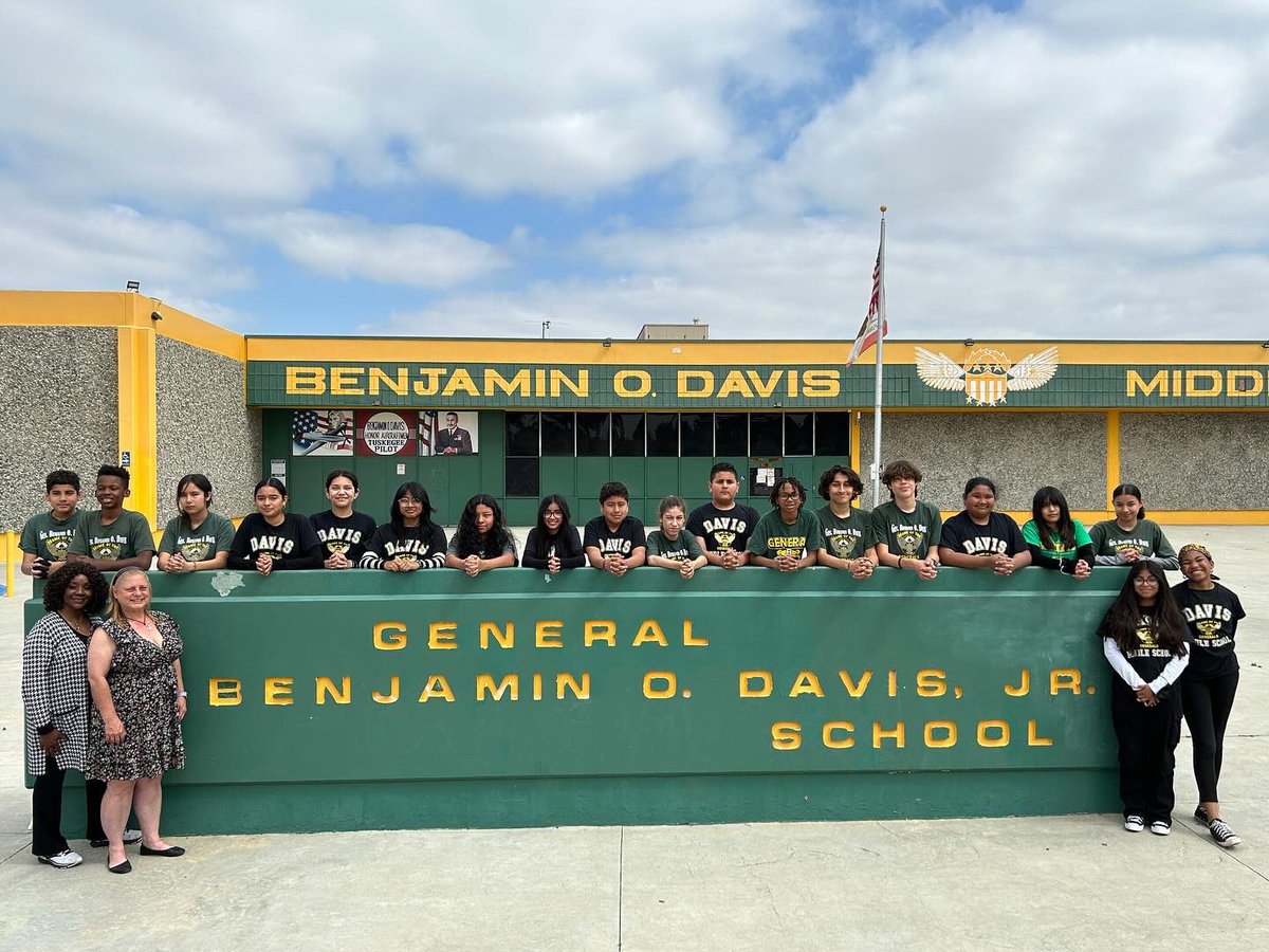 ComptonUnified's tweet photo. Davis Middle School held a photo shoot today for upcoming projects! #Davis #MiddleSchoool #comptonunified #elevate https://t.co/g92suSvVwj