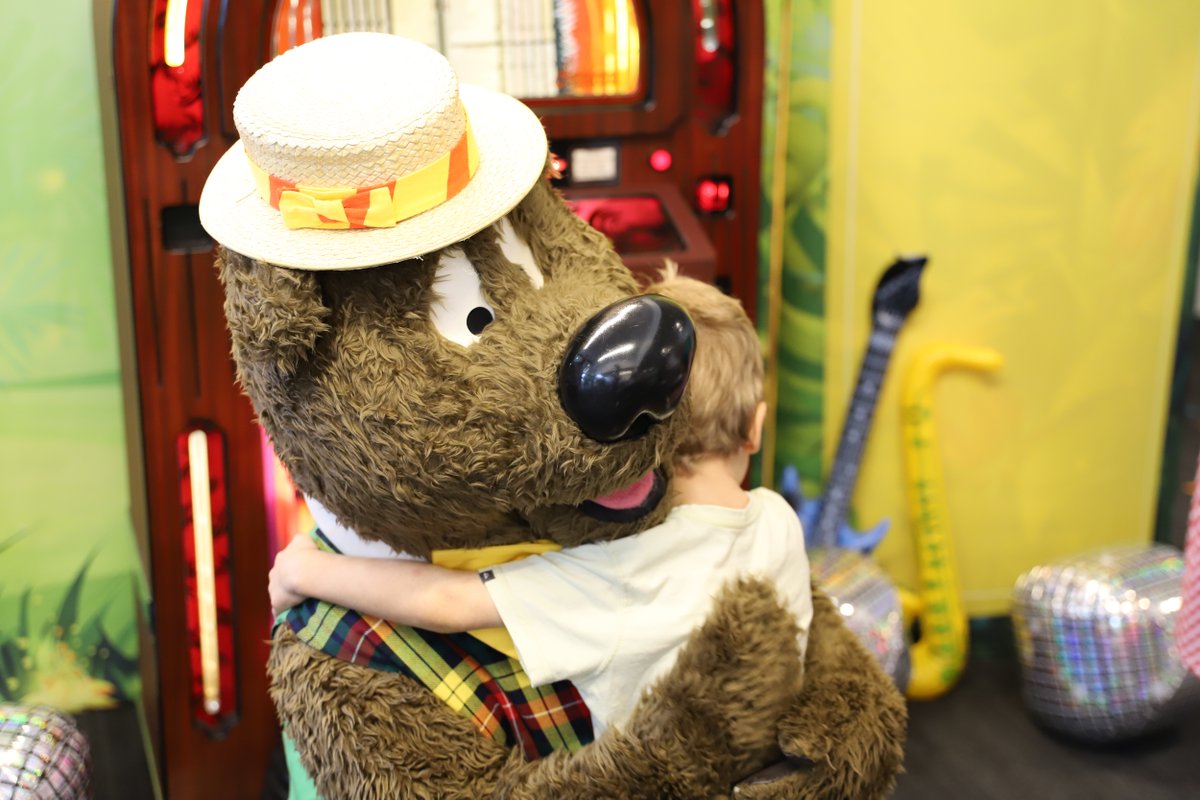 Sending out some virtual #HoneyHugs to all of Humphrey's friends! 🍯 Tag a friend who needs some love today! #HumphreyBBear