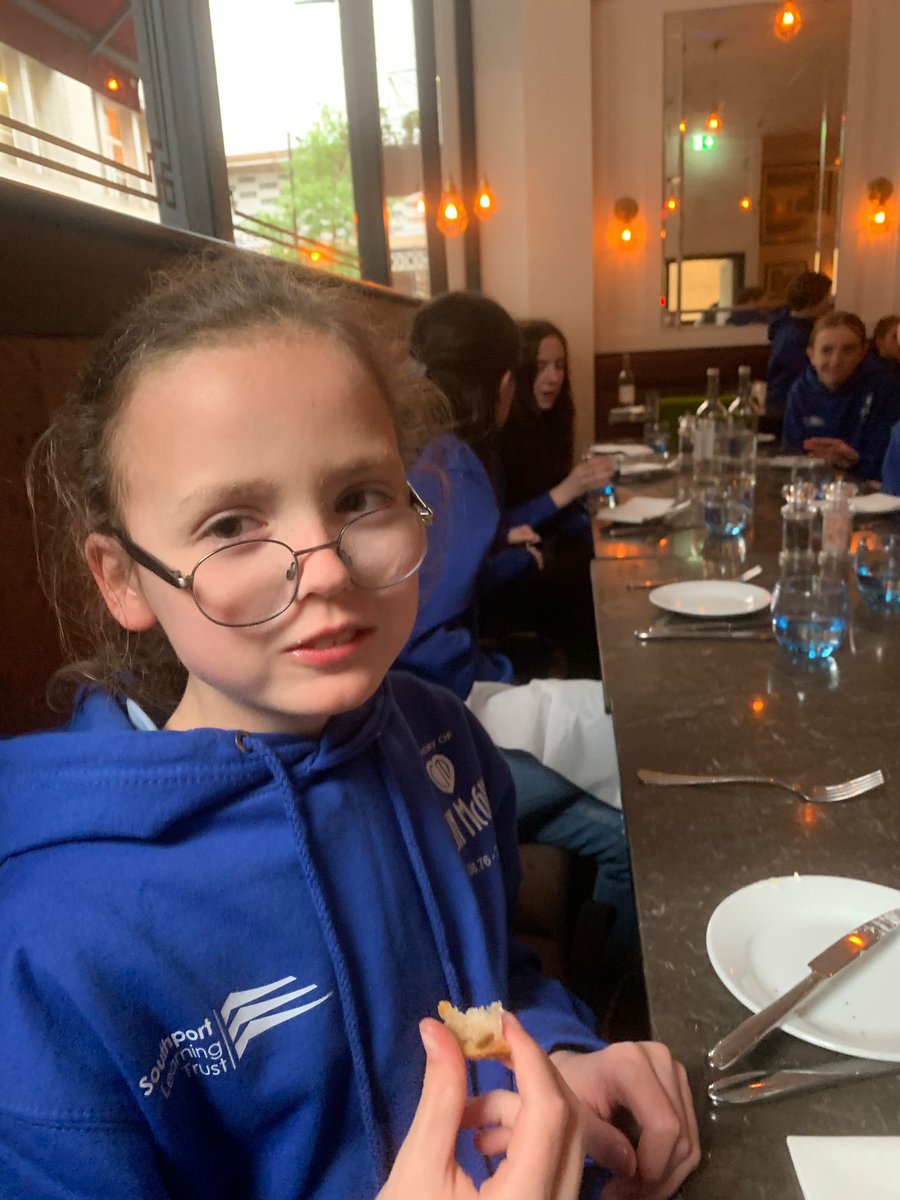 Team Bedford’s marathon team have arrived in London. They’ve enjoyed their evening meal and are getting ready for the race tomorrow @SouthportLTrust @BedfordYear6 @in_mcginty