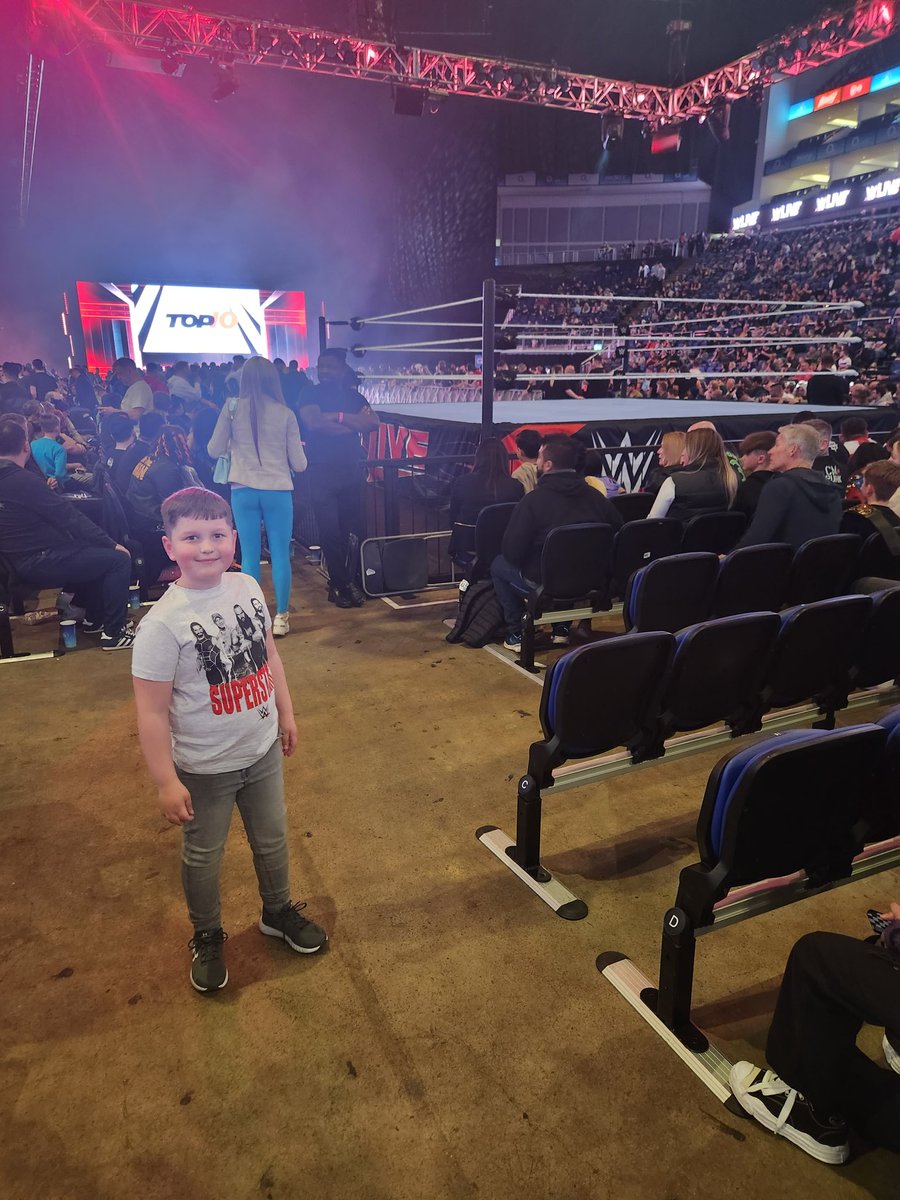 stuw1985's tweet photo. #WWELondon https://t.co/k2BbTEyhWu