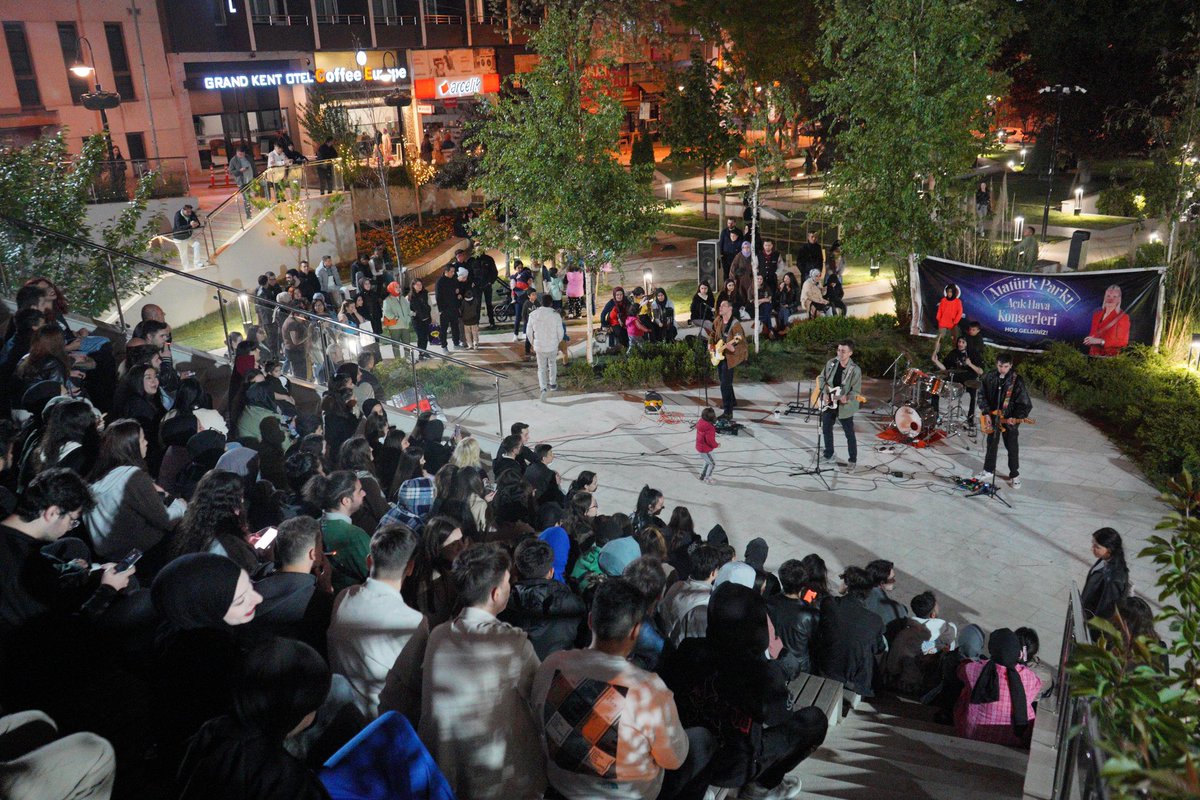 Atatürk Parkı Açık Hava Konserlerimiz, Zaman Meselesi’yle Başladı! Yerel sanatçılarımızı her zaman destekleyecek, sahnelerimizi sanatçılarımız ve dinleyicilerle paylaşmaya devam edeceğiz.🎶🎤