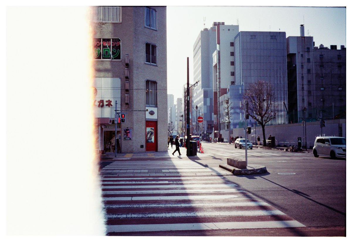 街中でフィルム交換してるところ、かっこいいので誰かに見て欲しい。 #KodakGold200