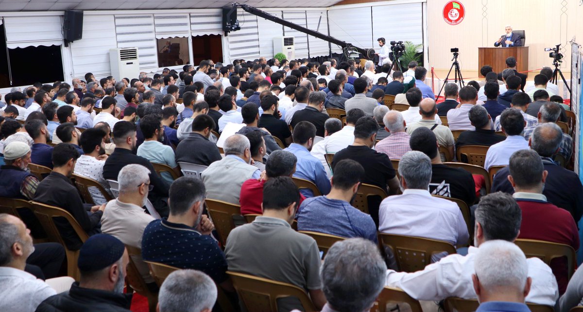 Halktan yoğun katılım gören tefsir dersi Alparslan Kuytul Hocaefendi'nin hararetli tevhid anlatımı ile devam ediyor. #AlparslanHocaylaTefsirDersi Canlı Yayın: youtube.com/live/0rjlk5b2f…