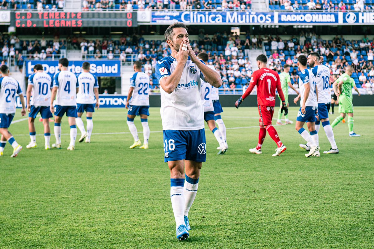 👕 The shirt is handed by @PresidenteCDT #PaulinoRivero. 

1⃣6⃣ #AitorSanz, you are an example of dedication, commitment and sacrifice for these colours. A deserved and heartfelt tribute from the #tinerfeñismo 🤍💙. 

👏🏻 𝐓𝐡𝐚𝐧𝐤 𝐲𝐨𝐮, 𝐂𝐀𝐏𝐓𝐀𝐈𝐍! 💪🏻 

#357AitorSanz