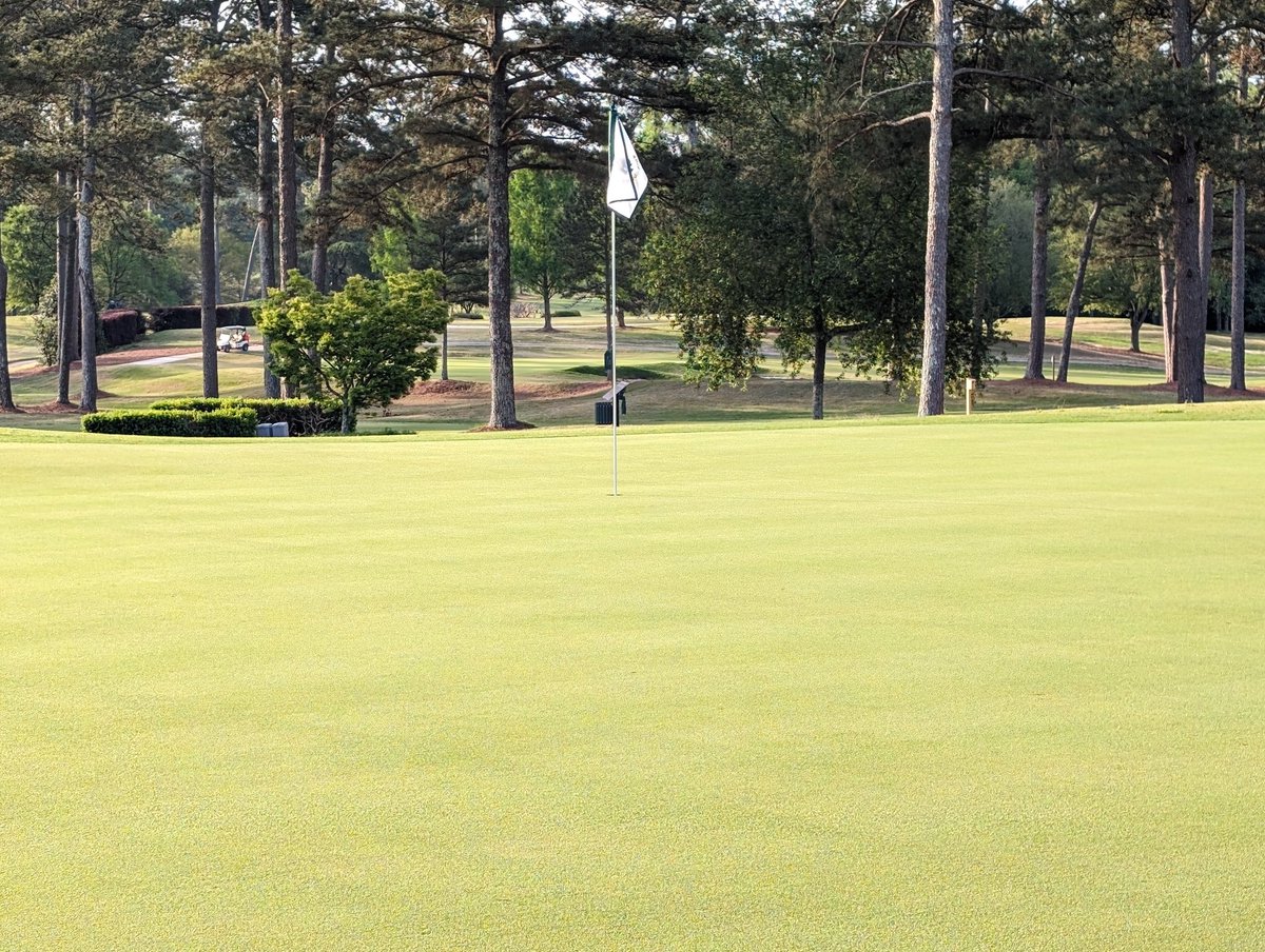 Bentgrass greens in the ❤️ of Georgia. No soil cooling at The Idle Hour Club, Macon. 
Wade Thomas has his 007XL bentgrass greens in perfect condition for springtime members play. Uniform, consistent with a smooth tracking surface ⛳.