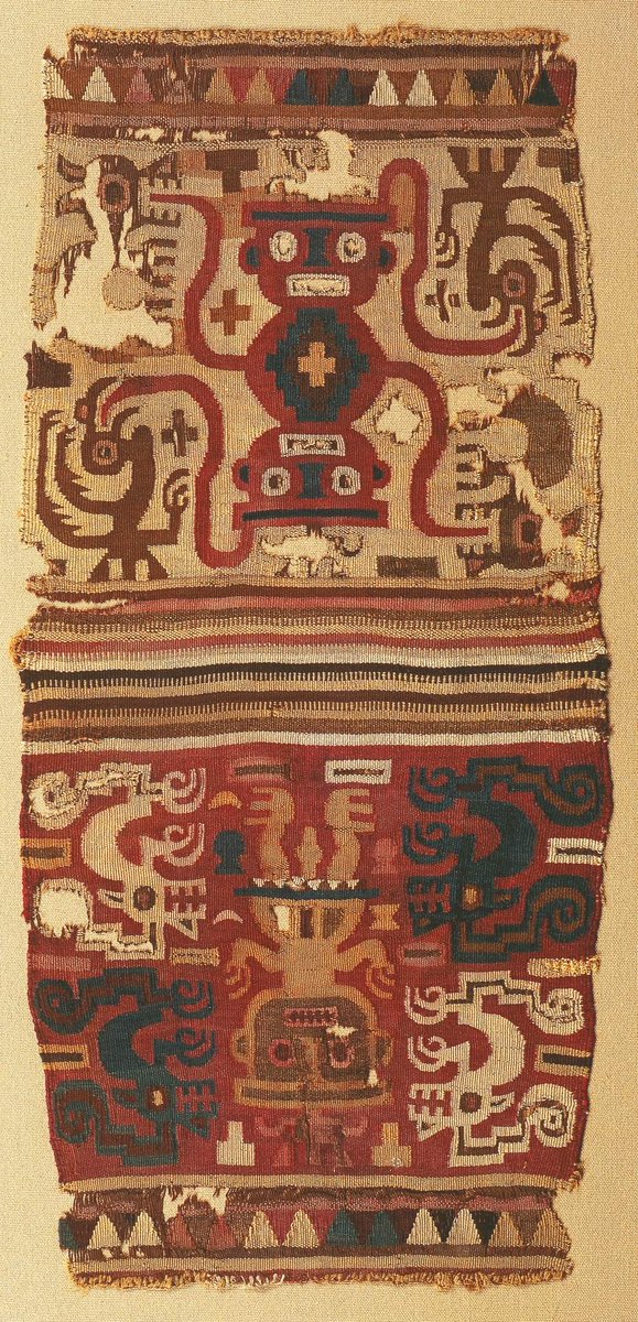 Chuspa bordada con figuras antropomorfas y de felinos esquematizados y de aves. Largo 44,5 cm. Cultura Recuay. Museo Chileno de Arte Precolombino. Fuente: Adrian Alejandro Mendoza. Alejandro A Mendoza.