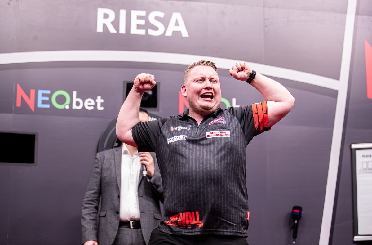 𝗦𝗘𝗡𝗦𝗔𝗧𝗜𝗢𝗡𝗔𝗟 𝗙𝗥𝗢𝗠 𝗦𝗖𝗛𝗜𝗡𝗗𝗟𝗘𝗥 🇩🇪 Newly-crowned International Open champion Martin Schindler picks up from where he left off last weekend as he thrashes Gian van Veen 6-2 with a 108.8 average, 5⃣ 180s and a match-winning 121 checkout on the bull! #EDGP24