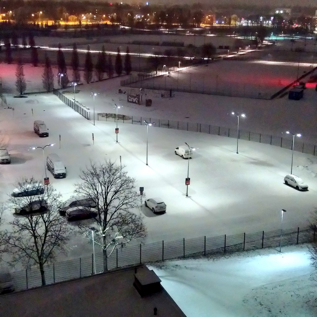 地面が白い雪に覆われていた。ある４月後半の夜ことでした。