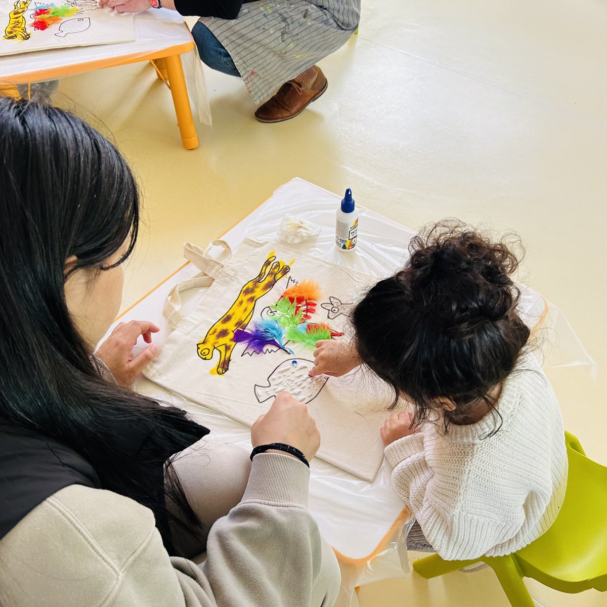 Atelier artistique parent-enfant pour clôturer la période sur un temps de création partagé en #TPS grâce a la Cité Éducative de @valdereuil_info