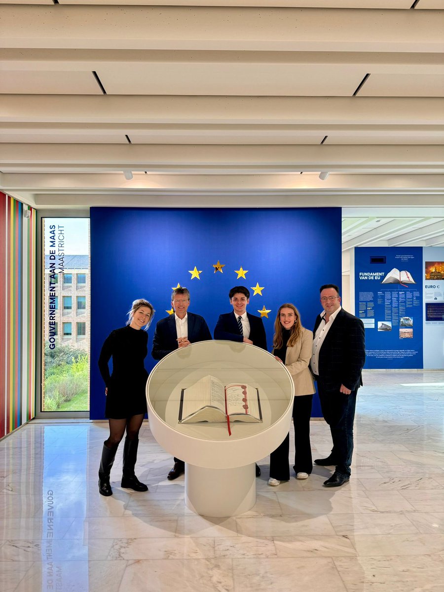 Met <a href="/PepijnPiD66/">Pepijn Pi D66</a> <a href="/Mmmmarlou/">Marlou Jenneskens</a>  Jenneskens @LeonVaessen <a href="/anne_wesseling/">Anne Wesseling</a> op bedevaart naar het Verdrag van Maastricht! 🇪🇺<a href="/D66Limburg/">D66Limburg</a> <a href="/D66Maastricht/">D66Maastricht</a>