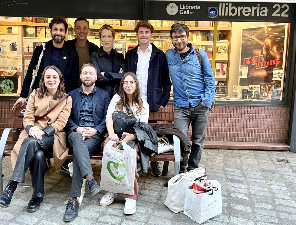 Quina gran jornada a Girona amb aquest equipàs d’@arallibres i @som_amsterdam i els autors @ericlluent, @AbrahamOrriols, @oriolandres, @quadern_tactil i Milena Busquets. Quants riures (i signatures)!! #SantJordi2024