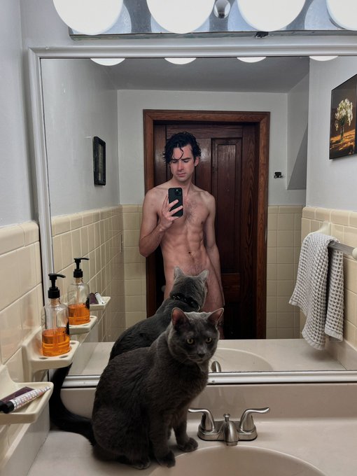 When your own cat is over you taking nudes&hellip; https://t.co/a667EV9HZX