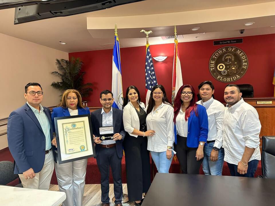 Extiendo mis felicitaciones a @SuazoYubrank y @MaxJerezM en representación de @AUNNicaragua por la proclama y entrega de llaves de la ciudad de Medley en Miami. En conmemoración del 6to aniversario de la lucha nicaragüense.