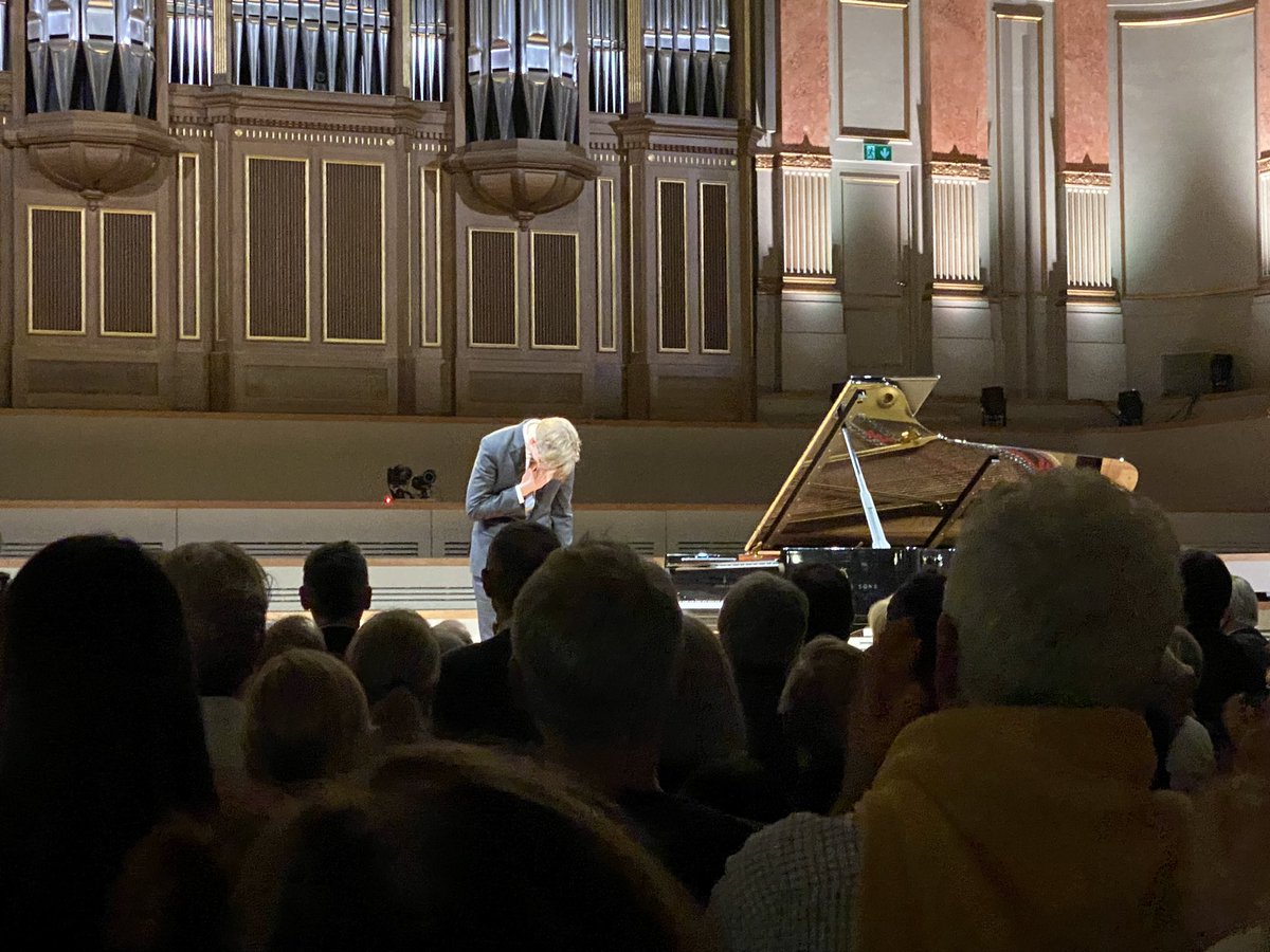 Really respect @VikingurMusic’s decision not to play an encore after his amazing performance of Bach’s solar system for the keyboard in Zurich tonight . It was fantastic. Btw. Could swear he repeated 2nd part of var 25 twice.