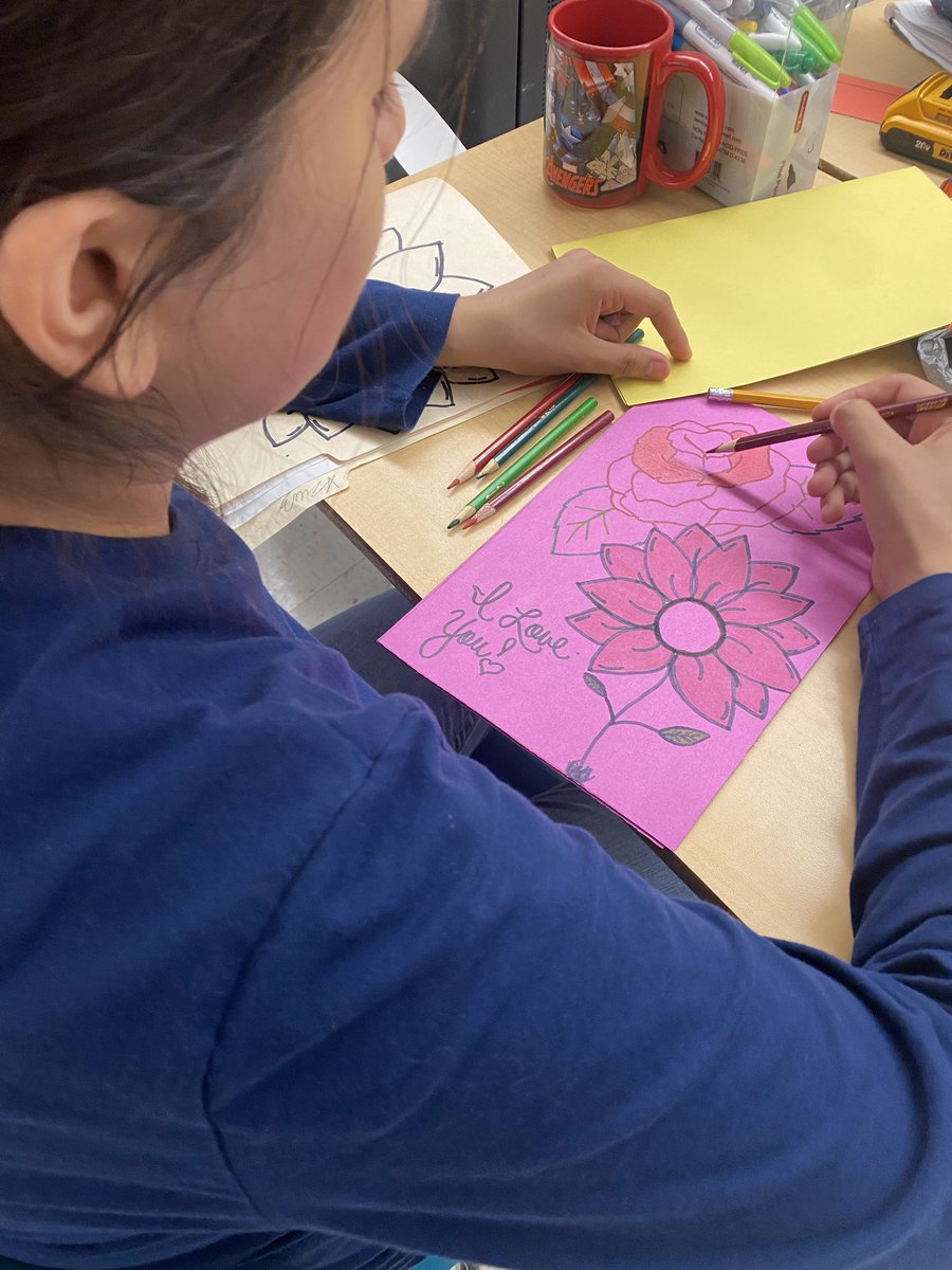 Students show empathy by creating artwork to show their appreciation for their parents. —E.Torres @gutiexfer @ValeriaCarp_ @McAllenISD @McAllenMemorial @Rowe006 @McallenHigh #WeAreIG #Owlitude