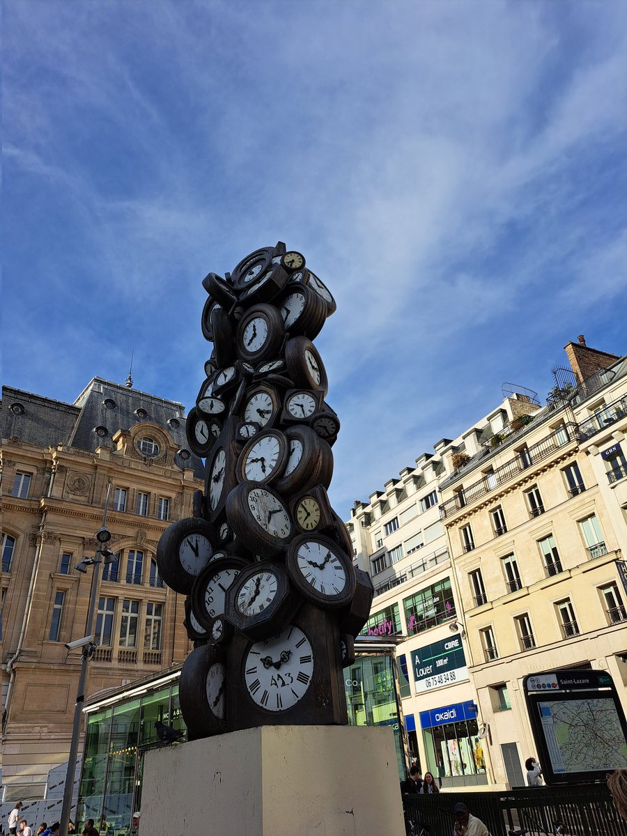 Arman 1928-2005 peintre, sculpteur et plasticien. Une se ses oeuvres : L'heure de tous de la Gare St Lazare que je contemple à chaque voyage vers Paris... 
#PereLachaise