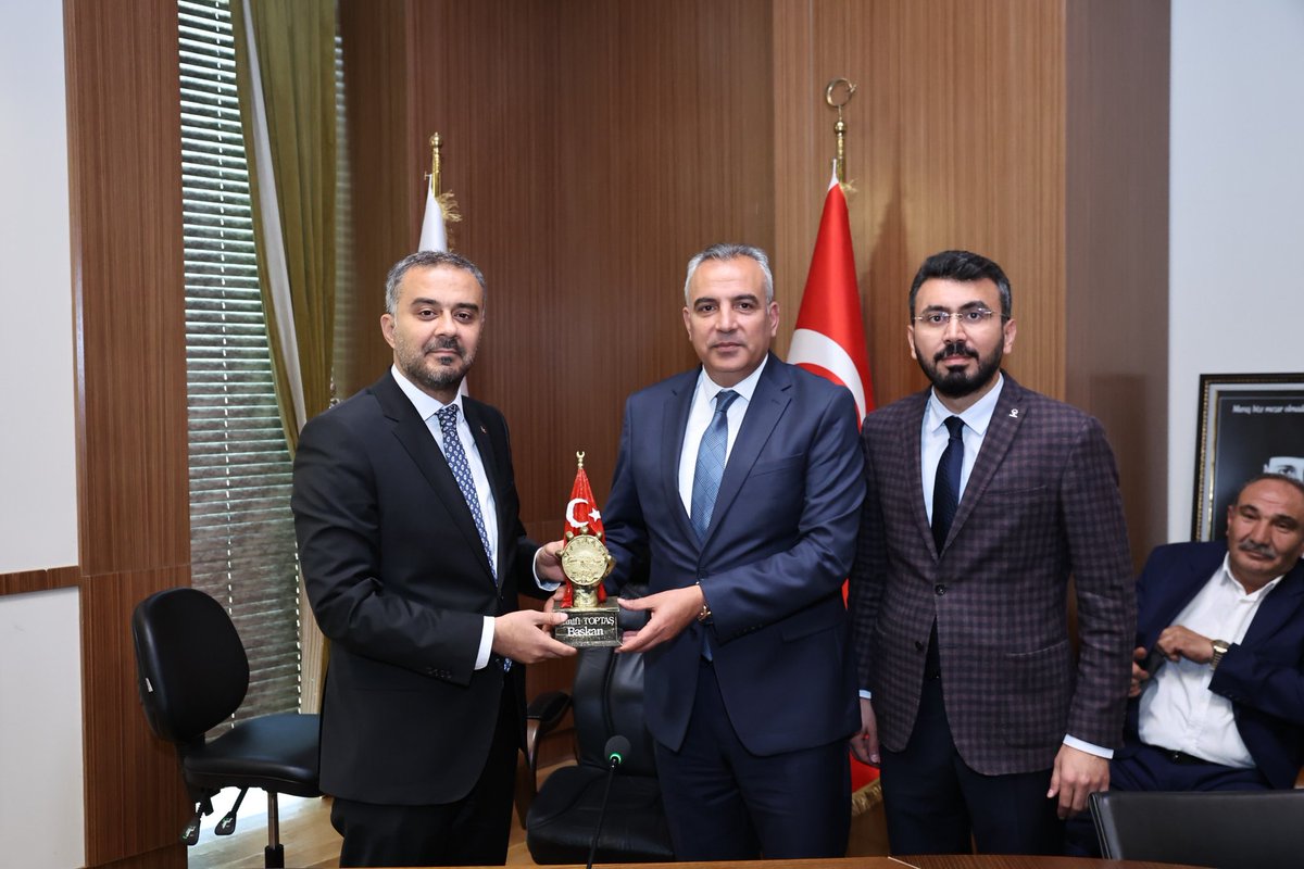 HanifiToptas's tweet photo. İlçe Başkanımız Mücahit Kara ve Onikişubat Muhtarlar Derneği Başkanımız Ramazan Gürbak öncülüğündeki mahalle muhtarlarımızı belediyemizde misafir ettik.

Hayırlı olsun dilekleri ve güzel temennileriyle yüzümüzü güldüren kıymetli muhtarlarımıza teşekkür ediyorum.

Yeni dönemimizde yakından mesai yapacağımız muhtarlarımızla mahallelerimizin her alandaki sorunlarını çözüme kavuşturacak, ilçemizi daha yaşanabilir hale getireceğiz.

31 Mart Mahalli İdareler Seçimleri ile göreve seçilen muhtarlarımızı da ayrıca tebrik ediyorum. De