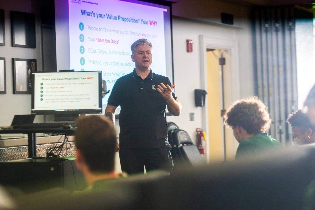 At @ohiou, we’re equipping athletes with the tools and knowledge they need to thrive beyond the field for their future careers. 🏈💼 Recent workshops, part of a pilot, helped guide @OhioFootball student athletes on how to build a personal brand. 📰» ohio.edu/news/2024/04/s…