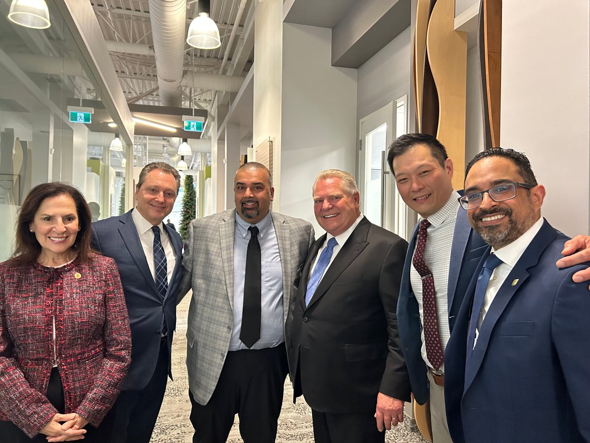 Yesterday, I had the opportunity to join Premier @fordnation and MPP @stcrawford2 and the dedicated team at @CareRxCorp in #Oakville. They offer specialized pharmacy services and provide vital support to healthcare teams in Ontario, ensuring the well-being of seniors in the