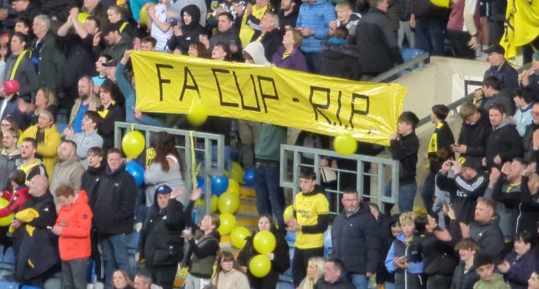 Oxford United banner tonight in response to the FA scrapping replays in the FA Cup. 

Good on them. 👏 #OUFC