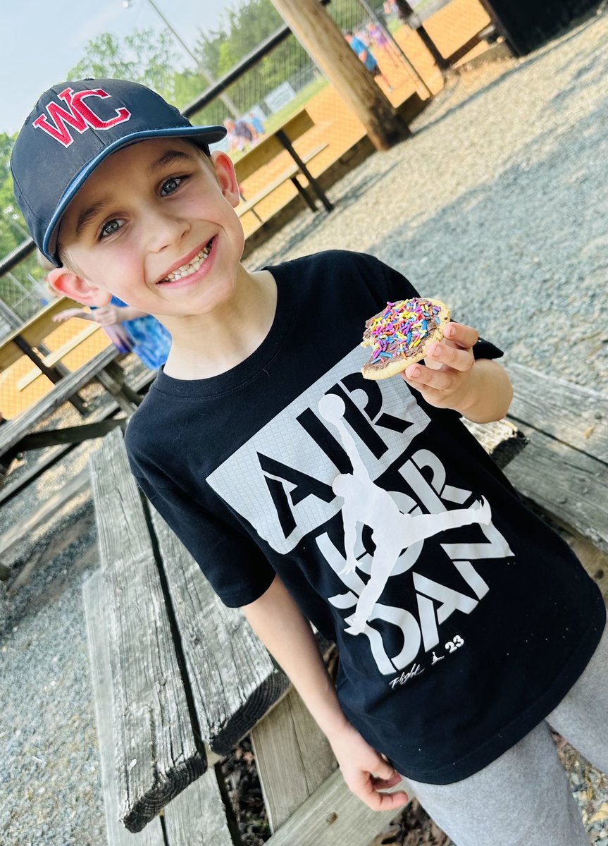 MollyUpchurch's tweet photo. Great day for a 3-5 kickball tournament & cookie decorating! #readingincentive #OneChatham #CCSLibraryMedia @DrCarlaNeal @BENPanthers https://t.co/HmyKOpSNxz