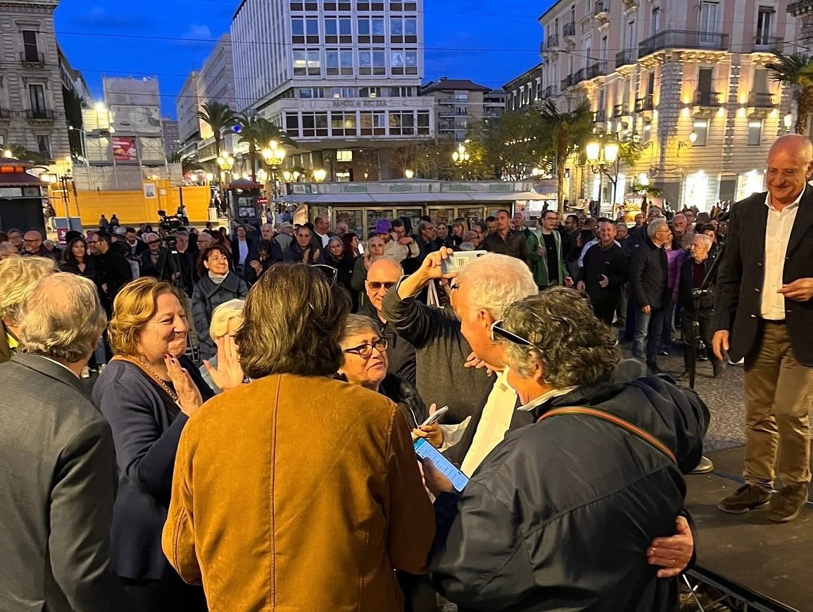 Catania e Ragusa ci sono! Ora ci aspetta Palermo. Ci vediamo sabato 20 aprile: - ore 11.00: banchetto di raccolta firme a Villa Filippina, in Piazza San Francesco di Paola - ore 19.00: incontro “Se firmi anche tu liberiamo la Pace”, in Piazza Verdi