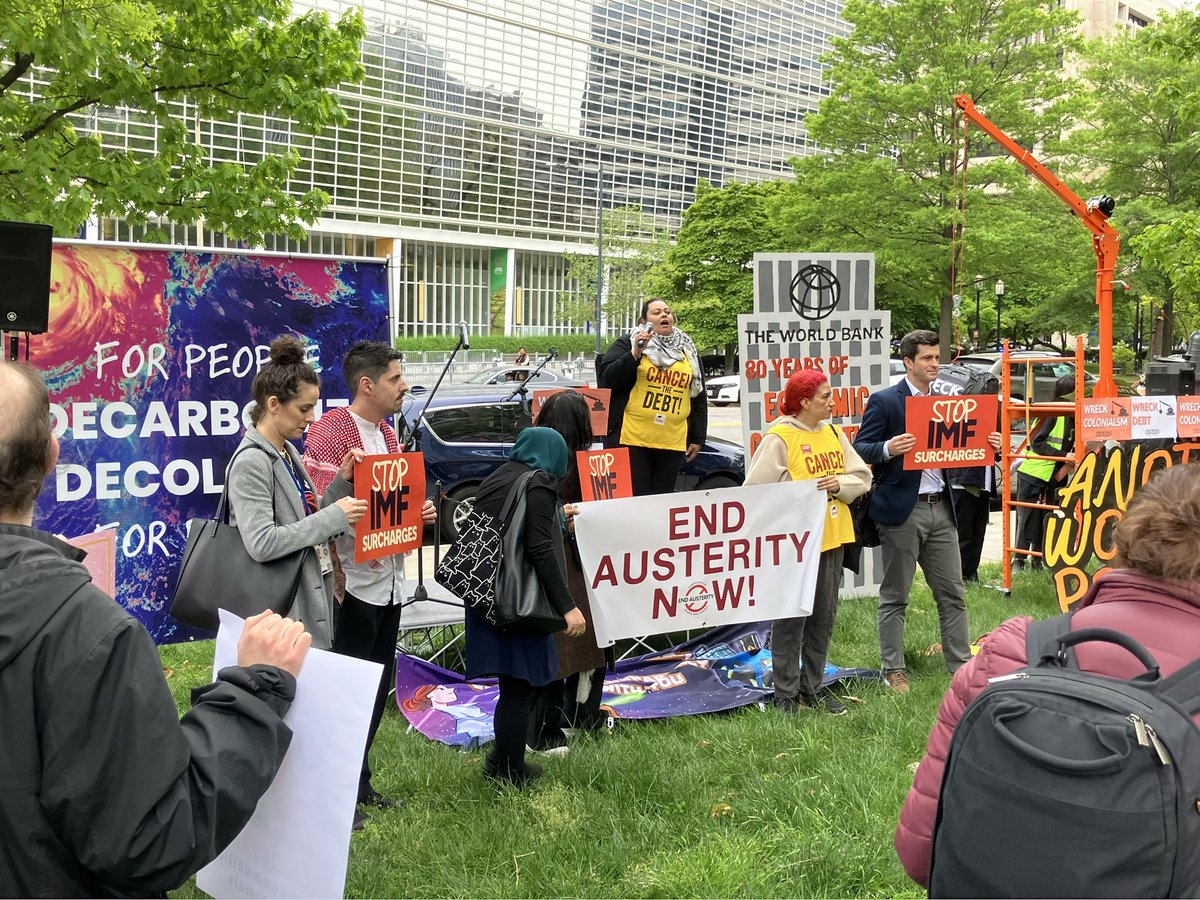 12:00 in Washington: @Misereor ist mit dabei beim bunten #PeopleOverProfit Protest zur Frühjahrestagung von @IMFNews und @WorldBank ! ✅ #StopFundingFossils #EndAusterity #CancelTheDebt #GSDM24
