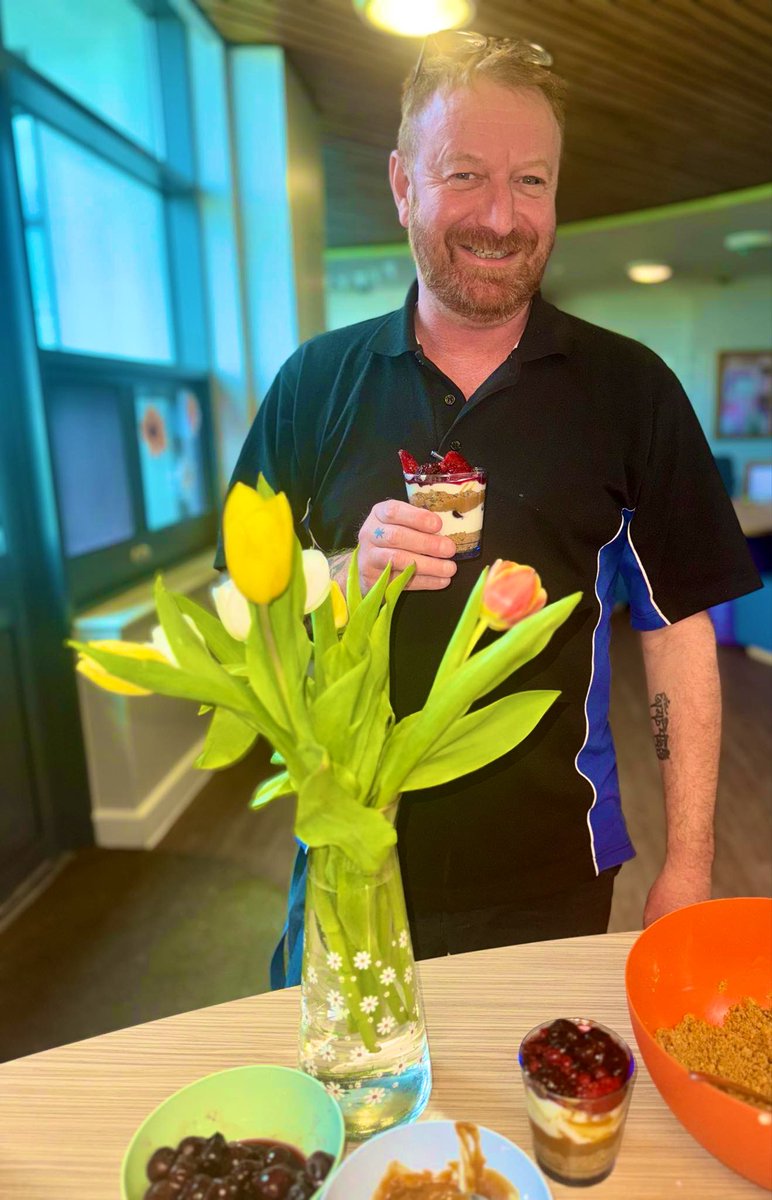 Todays patient led activity choice including making some flower bathbombs 🛁 🌹 and this afternoon we made a Friday sweet treat of some homemade cheesecake 🥰🍓🍰 @WeAreLSCFT @Safewards @Chloeca56745391 @adelebarker_x