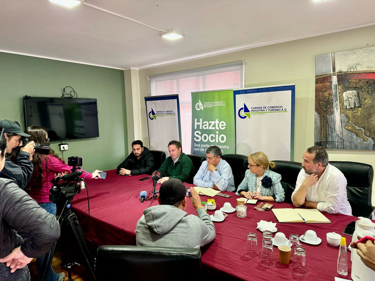 La Cámara Regional de Comercio de #PuertoMontt y el Sindicato de calle Antonio Varas lamentaron la fallida licitación del Municipio para terminar con las obras de mejoramiento de la histórica e importante calle.