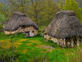 TEITO: En Asturias, llamado así a cualquier cubierta de edificio hecha con material vegetal. Bien bonitos son 📷 Teitos de Somiedo. Asturias ⤵️