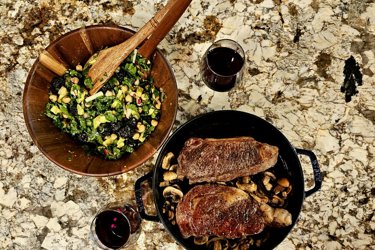 When your wife makes the best salad in the world, and you nail a medium-rare steak, you know you need a glass of wine. Take your date night to the next level with premium black angus beef! Link in bio
#TriTailsBeef #BlackAngus #Texas #Ranch #FamilyRunBusiness #American #Rodeo