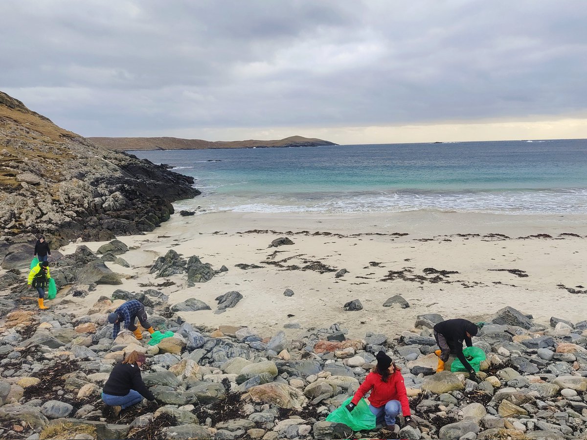 Beach clean at Meal beach tonight Da Voar Redd Up is a community litter picking event that takes place each April. About twenty percent of Shetland's population take part #Shetland #dunnuchuckbruck