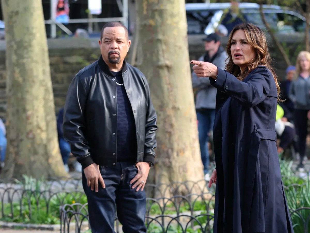 This week ‘Law & Order:SVU’ actress #MariskaHargitay 😍helped a little girl find her mom after spotting she was wearing a NYPD badge.😃 She was in character as Captain Olivia Benson & filming a scene with Ice-T in Fort Tryon Park, The Bronx #NYC 👍😂