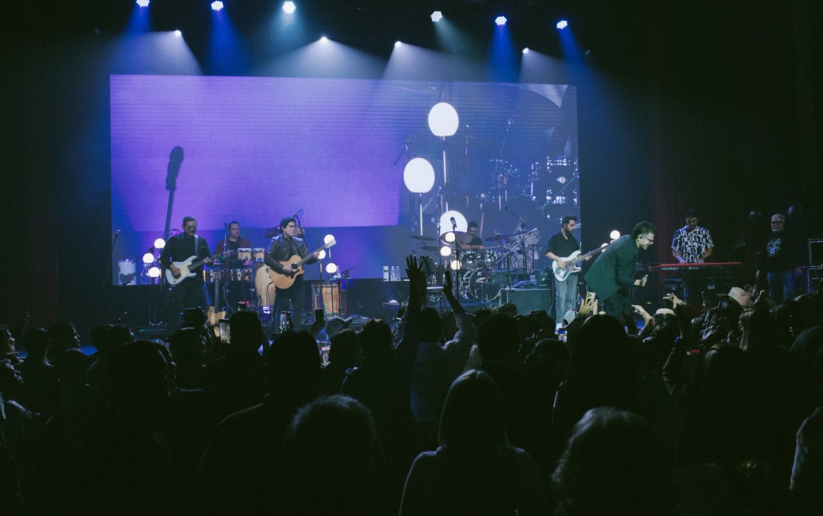 jaroficial's tweet photo. ¡Gracias Chicago por cantar con tanta pasión! Disfrute inmensamente escucharlos cantar.
Nos vemos mañana en El DAR Constitution Hall en Washington DC.

#terrenaltour #jesusadrianromero #jardetour https://t.co/jxnBz3nVIi