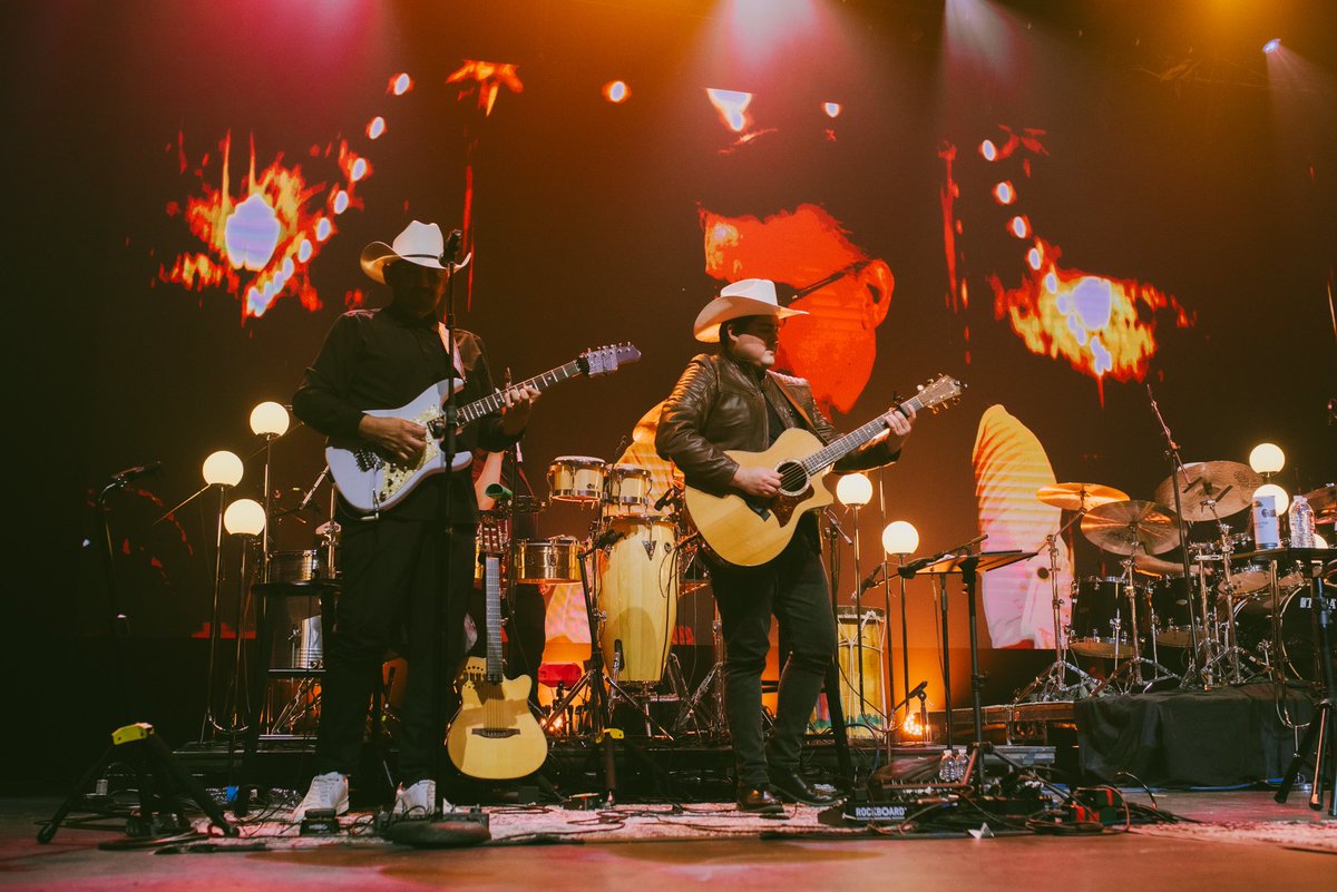 jaroficial's tweet photo. ¡Gracias Chicago por cantar con tanta pasión! Disfrute inmensamente escucharlos cantar.
Nos vemos mañana en El DAR Constitution Hall en Washington DC.

#terrenaltour #jesusadrianromero #jardetour https://t.co/jxnBz3nVIi