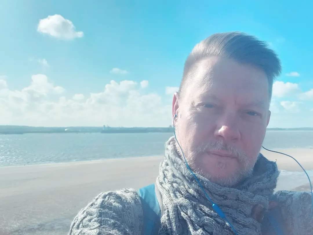 The River Mersey gave me a wonderful welcome today, well a windy kiss...here I am 1/2 way on my 1st full 32km walk, part of my training for the 6 day trek in May @livirishfest @nationalfamineway @strokestownpark liverpoolirishfestival.com/bronze-shoe-wa… Think the wind blew away my eyebrows.