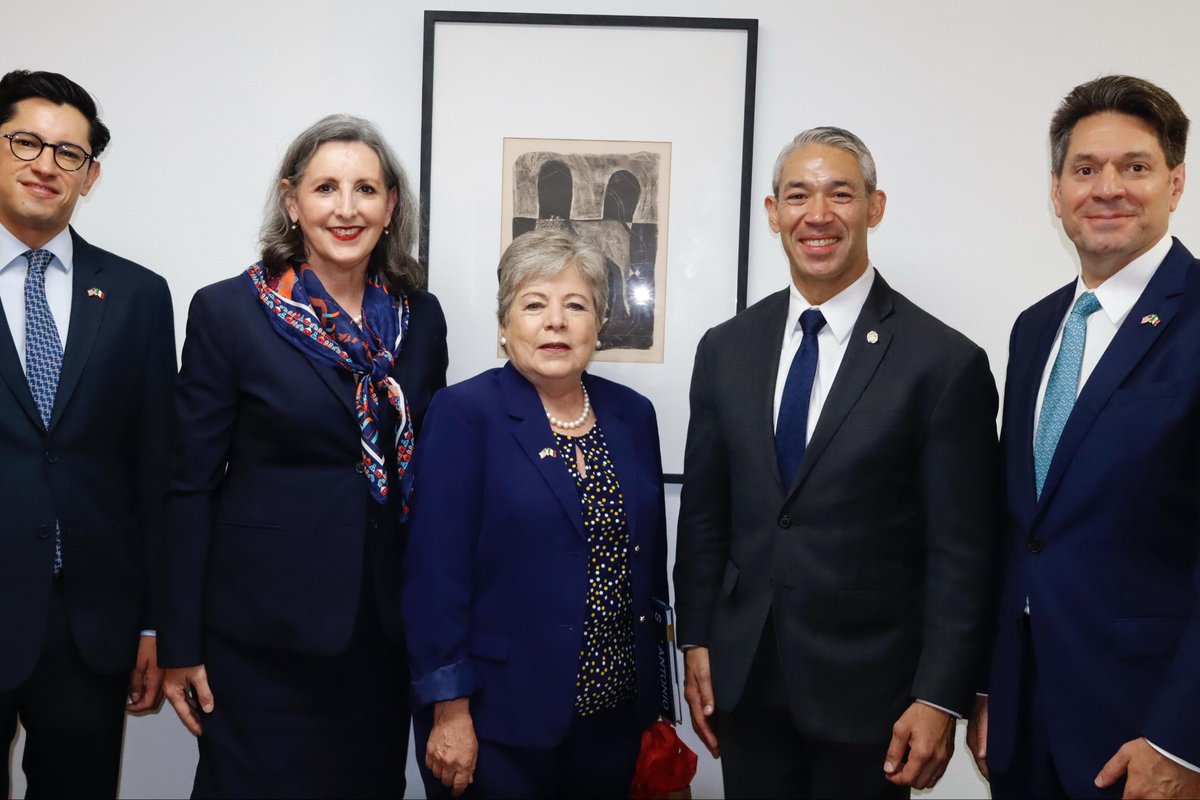 Un gusto reunirme con el alcalde de #SanAntonio, @Ron_Nirenberg. Nuestra diáspora en esta circunscripción es muy importante: 87% de la población del área metropolitana es de origen mexicano. Reiteré rechazo de 🇲🇽 a #LeySB4, que atenta contra derechos humanos de nuestra comunidad.