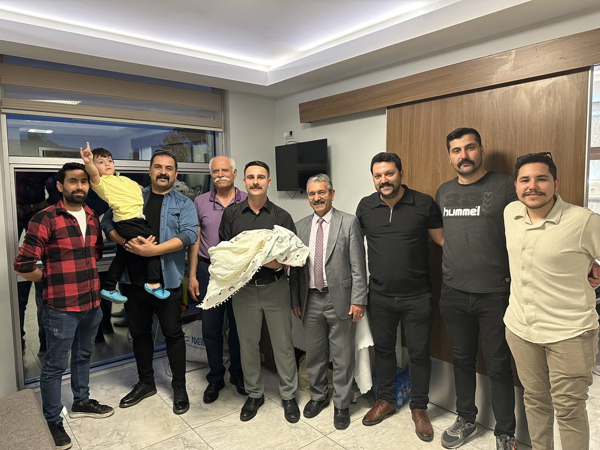 SelimAnli01's tweet photo. Dava ve yol arkadaşımız MHP Yüreğir İlçe Başkan Yardımcımız Erol Bolat’ın dünyaya gelen evladının kulağına Ezan-ı Muhammediye’yi okuyup #Aybars ismini verdik. Aramıza hoş geldin Aybars Baban gibi yiğit olasın 🇹🇷🇹🇷 https://t.co/uEgcZOdYVc