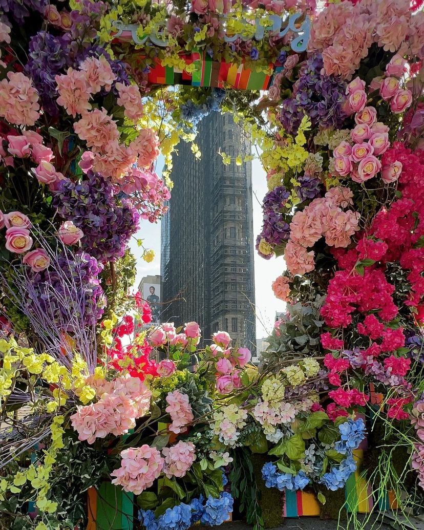 Admiring our newly decorated Greetings Frame for spring! 🌸 You can find this photo op on the Flatiron North Plaza. Share your photos with us by tagging @FlatironNY. ✨ 📸: @petraglownyc