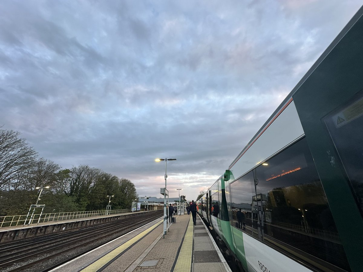 Team Green this evening, it’s really nice to be connected back to this part of the world after the incredible teams at network rail continually finish the work on the embankment in Edenbridge. 

One more round trip with 377304 completes my evening and my shifts before a holiday!