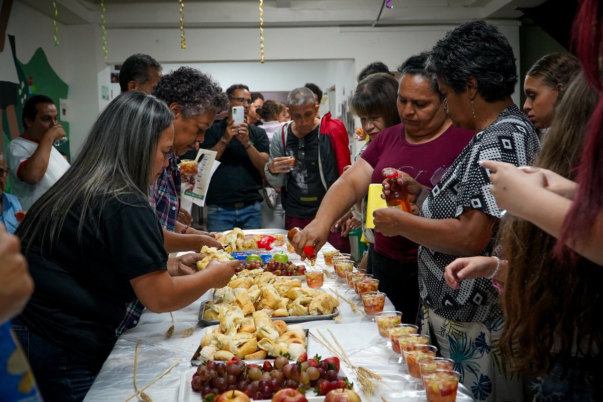 convivamos's tweet photo. 🎉¡Mero parche el que nos armamos!

🌈🍞El pasado 17 de abril dimos inicio a nuestras #JornadasDeLiderazgosComunitarios y estuvimos en familia con el ágape comunitario. Las sonrisas, los alimentos, el arte popular, los convites y la #paz,  nos llenaron el corazón. https://t.co/8EF3ej33eO